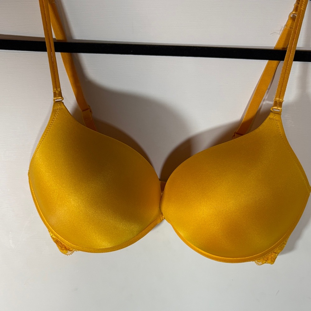 Frederick’s of Hollywood Yellow Lace Band, Smooth Cup Push-up Bra Lace-up cups